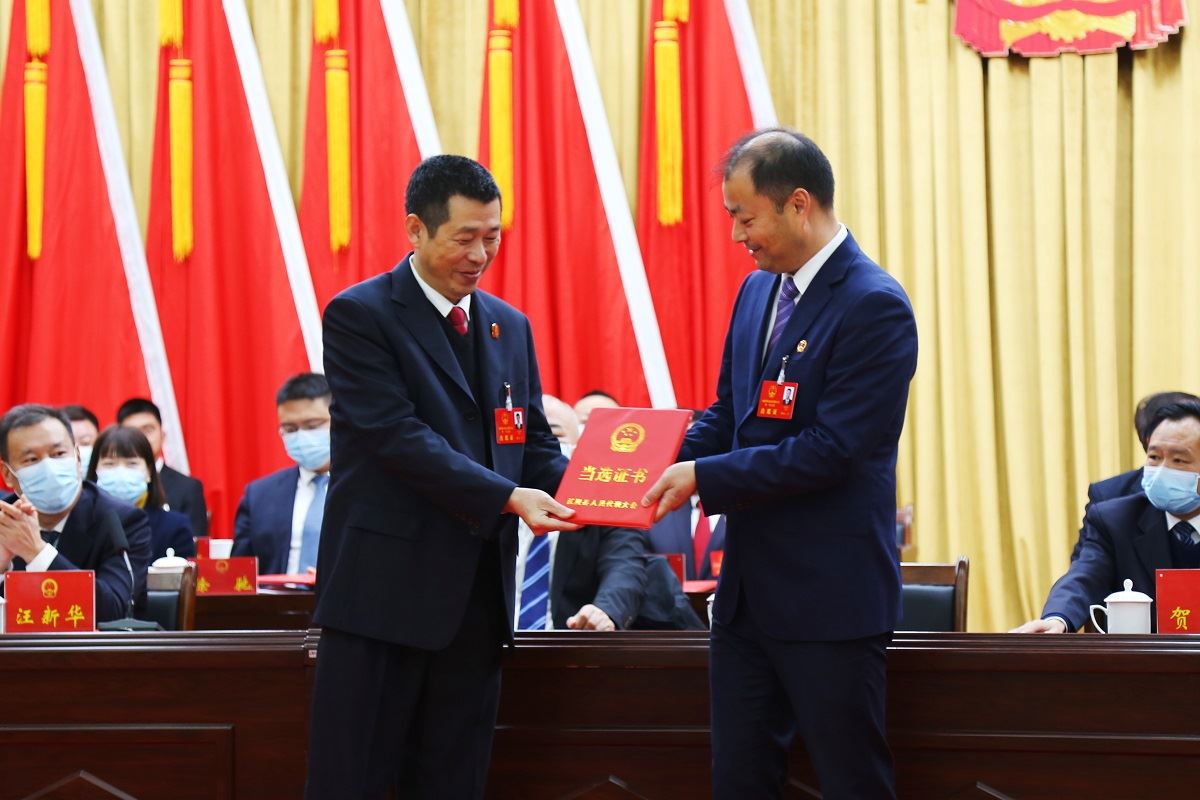 徐忠德当选江陵县人民法院院长（授予证书，左徐忠德右全运宝）.jpg