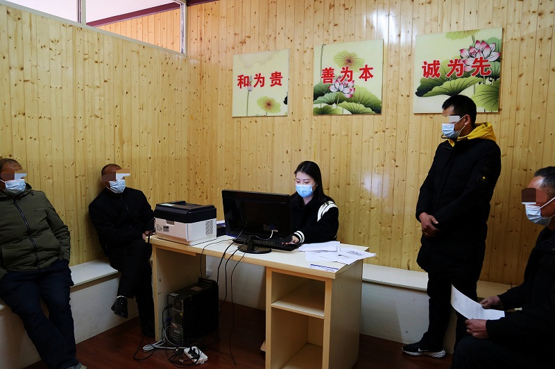 2023.2.17江陵法院:一次性解决纠纷 为民化解烦“薪”事.jpg 2023.2.17江陵法院:一次性解决纠纷 为民化解烦“薪”事.jpg
